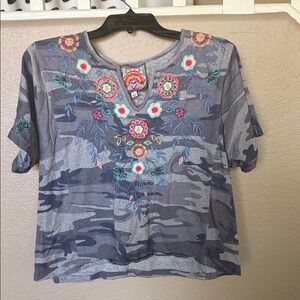 Johnny Was Floral Embroidered Gray Camo Women's Top